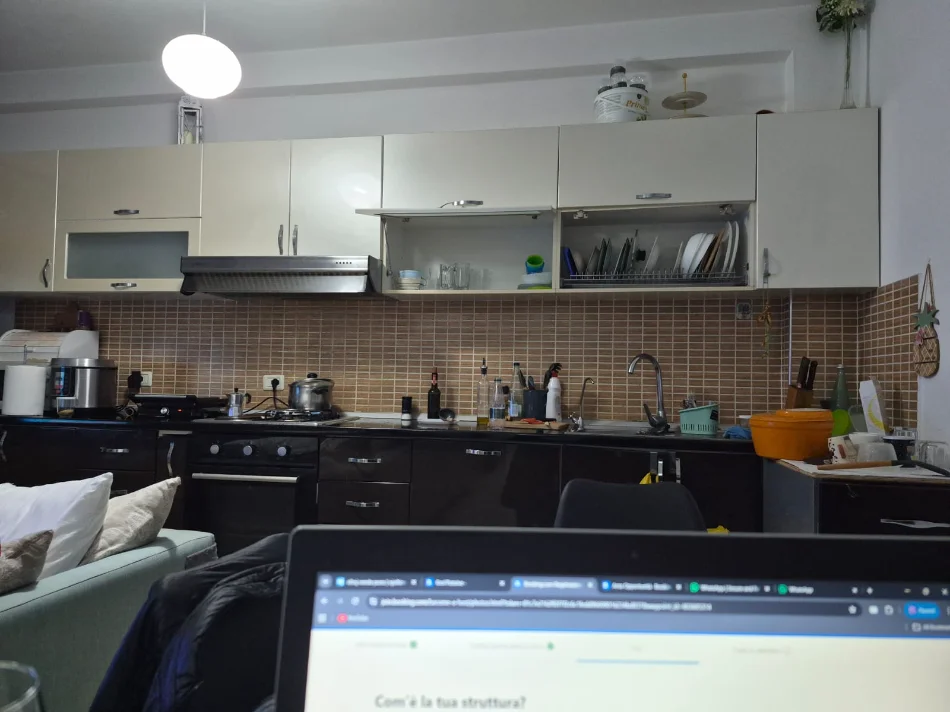 Tirane, jepet me qera apartament 2+1 , 550 € 