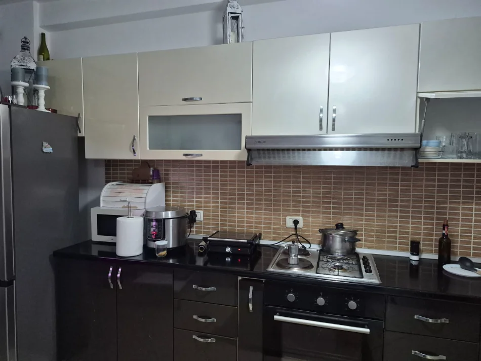 Tirane, jepet me qera apartament 2+1 , 550 € 