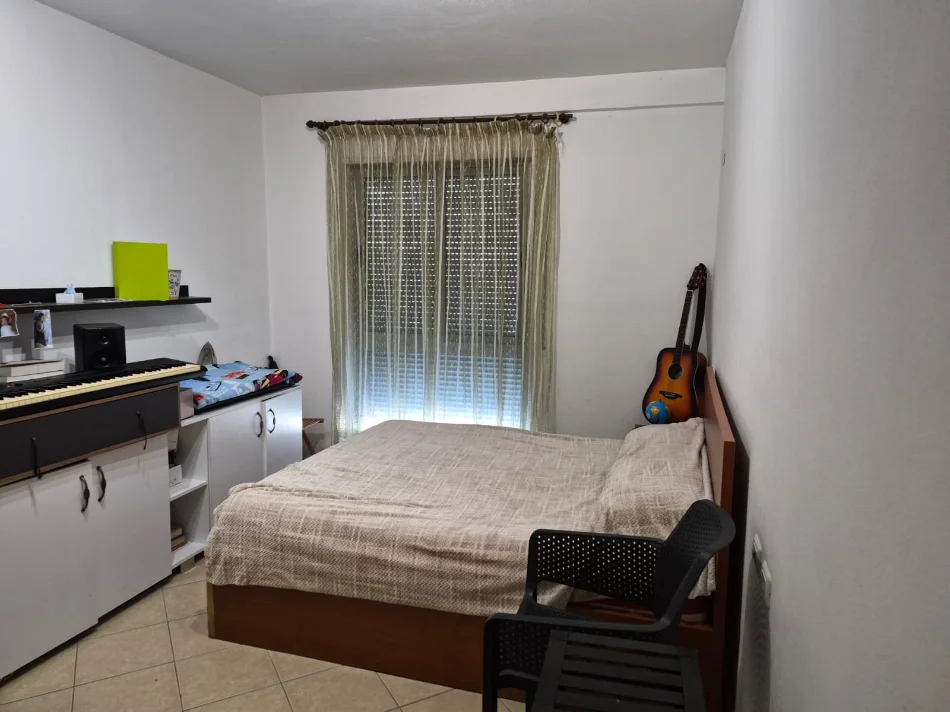 Tirane, jepet me qera apartament 2+1 , 550 € 
