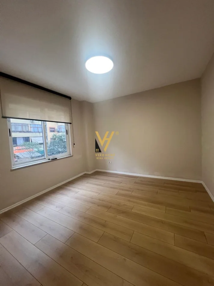 Tirane, jepet me qera zyre Kati 1, 90 m² 920 € (KOMUNA E PARISIT)