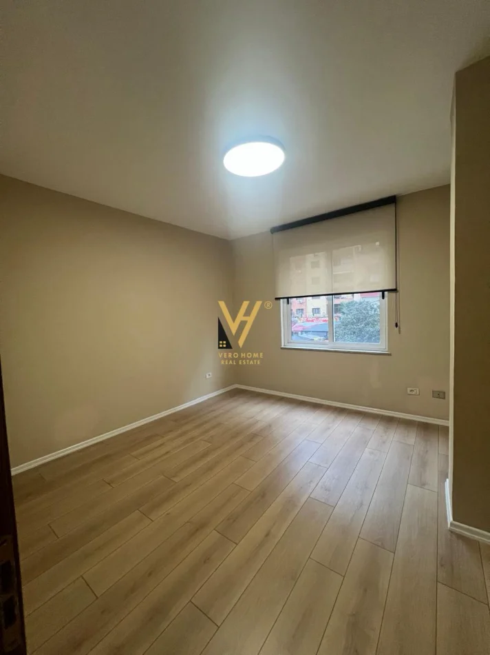 Tirane, jepet me qera zyre Kati 1, 90 m² 920 € (KOMUNA E PARISIT)