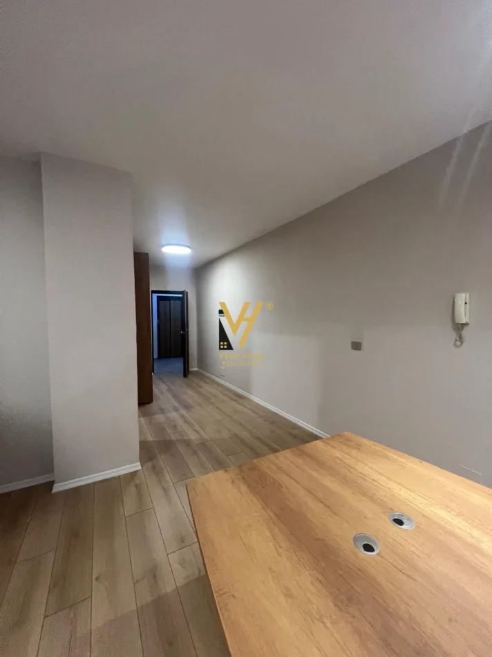 Tirane, jepet me qera zyre Kati 1, 90 m² 920 € (KOMUNA E PARISIT)