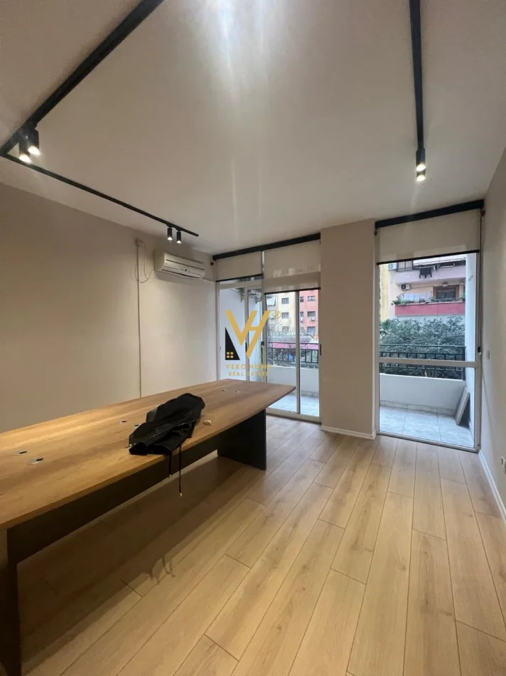 Tirane, jepet me qera zyre Kati 1, 90 m² 920 € (KOMUNA E PARISIT)