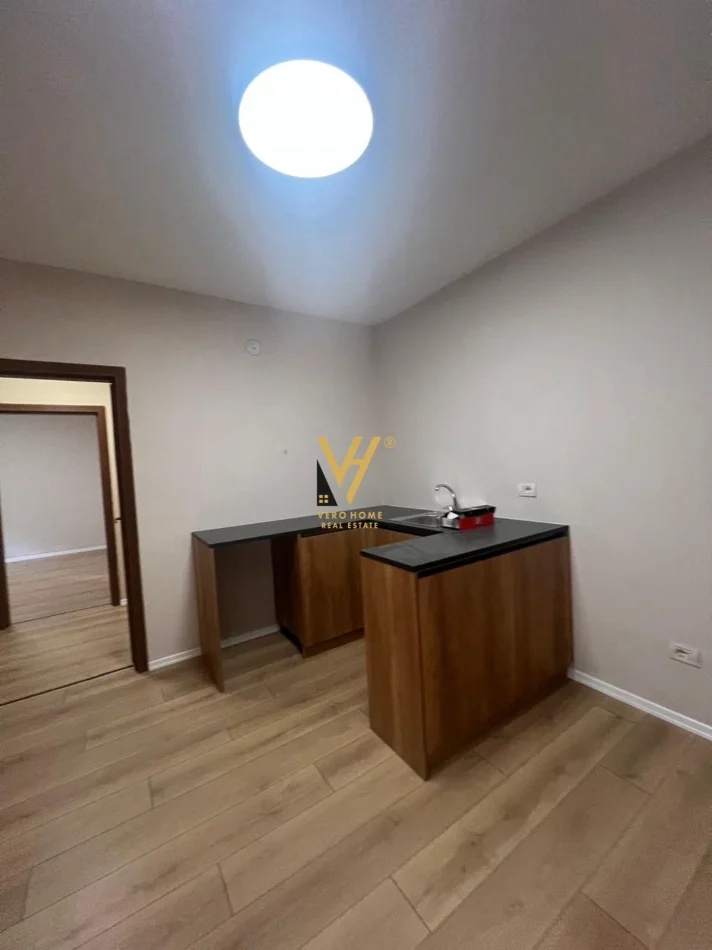 Tirane, jepet me qera zyre Kati 1, 90 m² 920 € (KOMUNA E PARISIT)