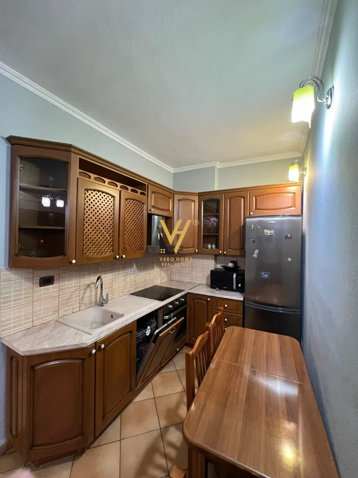 Tirane, jepet me qera apartament 3+1+Ballkon Kati 2, 100 m² 670 € (KOMUNA E PARISIT)