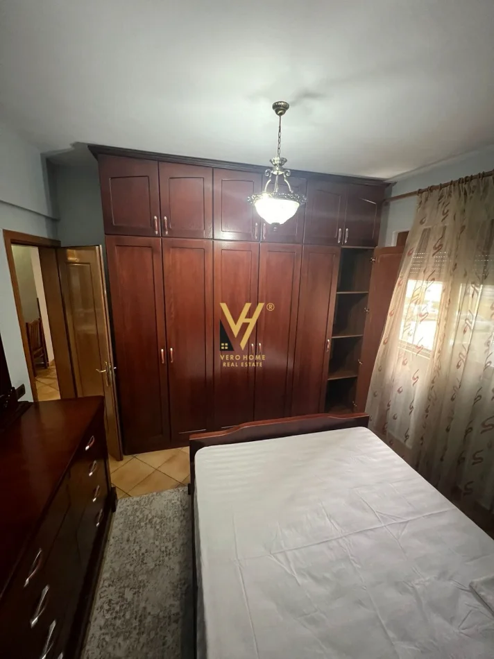 Tirane, jepet me qera apartament 3+1+Ballkon Kati 2, 100 m² 670 € (KOMUNA E PARISIT)