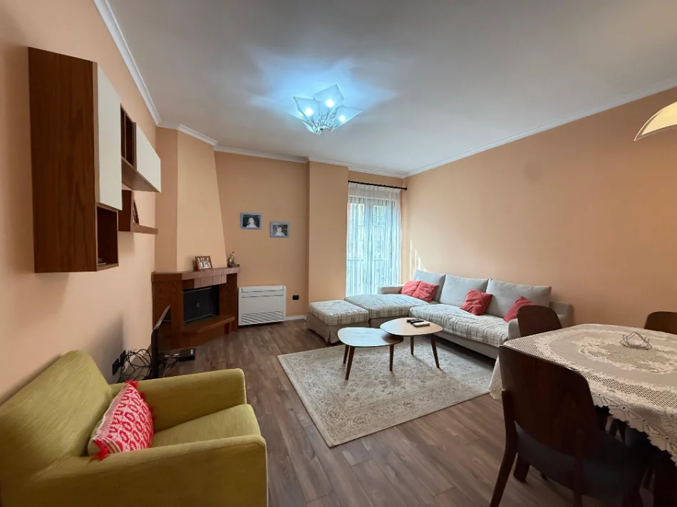 Tirane, jepet me qera apartament 3+1+Ballkon Kati 2, 1.800 € (RRUGA E KAVAJES)