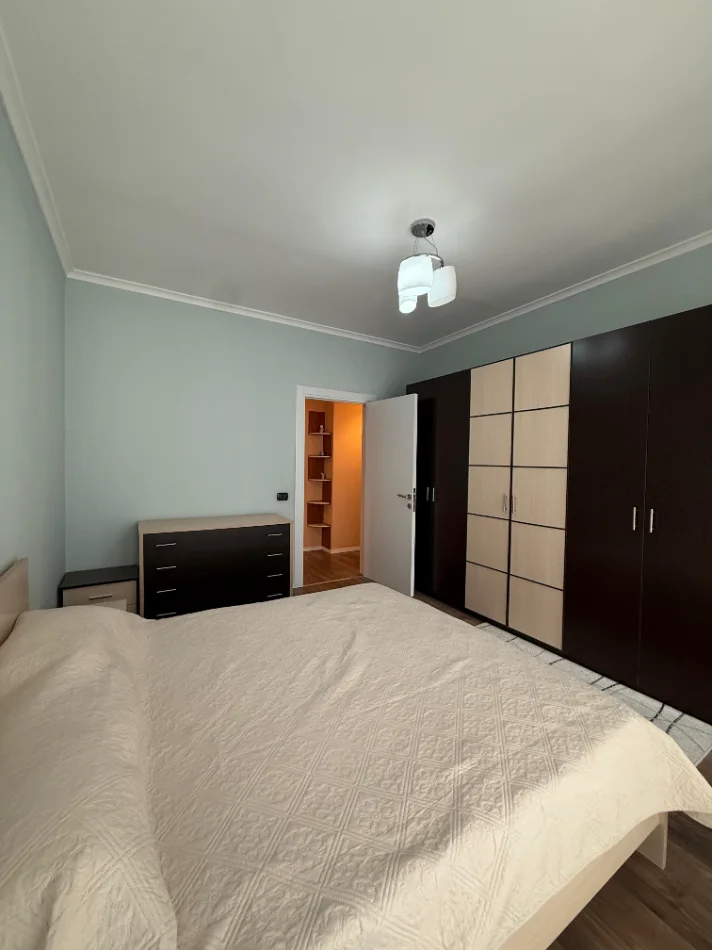 Tirane, jepet me qera apartament 3+1+Ballkon Kati 2, 1.800 € (RRUGA E KAVAJES)