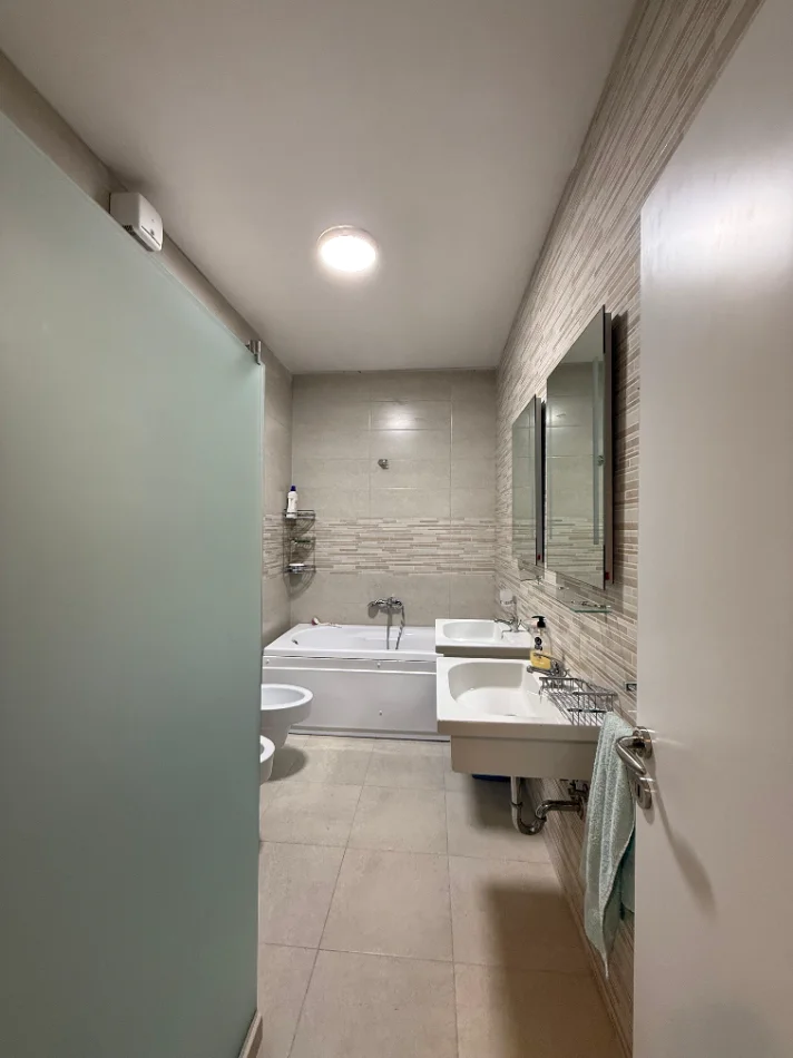 Tirane, jepet me qera apartament 3+1+Ballkon Kati 2, 1.800 € (RRUGA E KAVAJES)