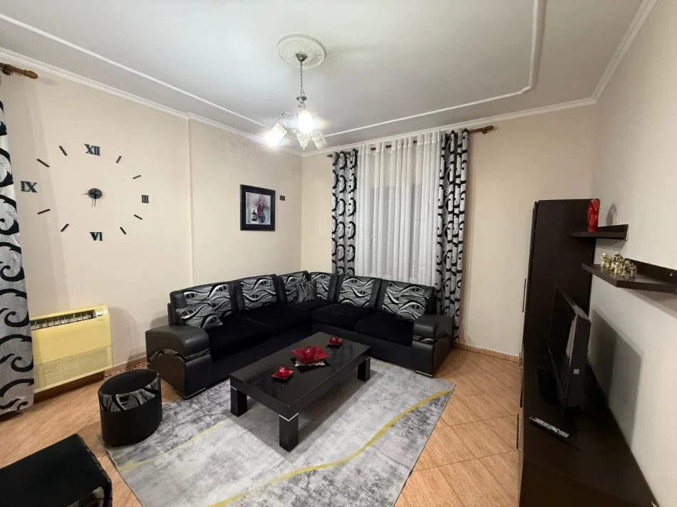 Tirane, jepet me qera apartament 2+1 Kati 1, 