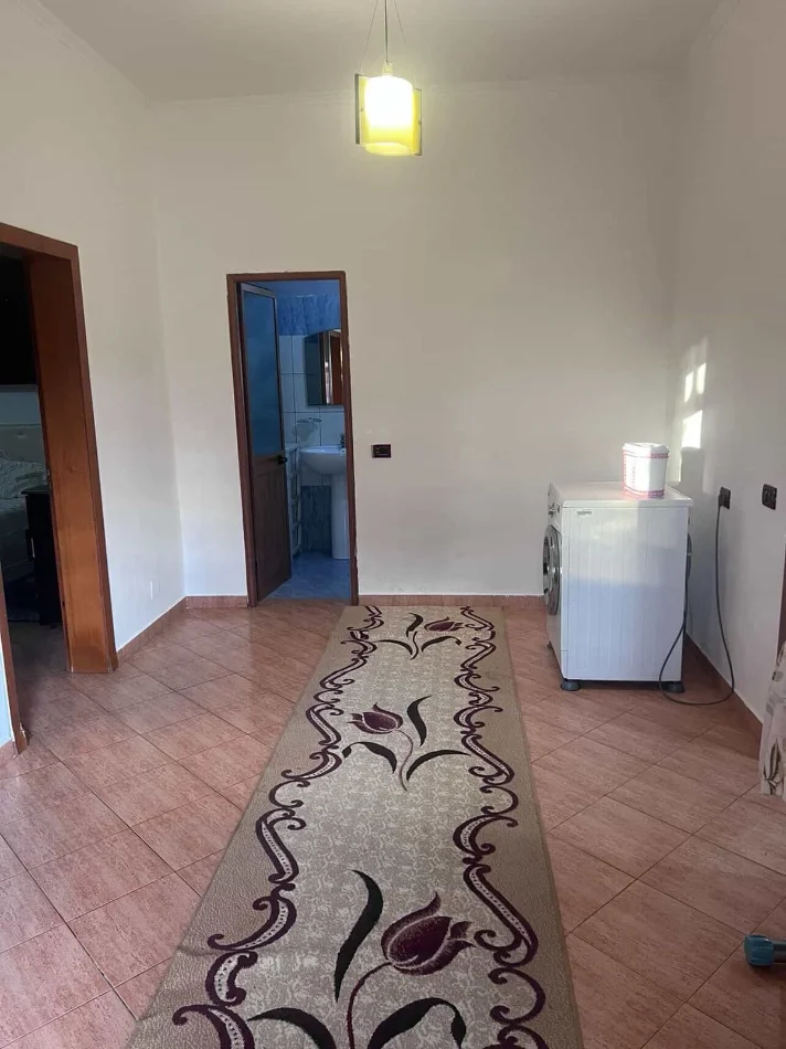 Tirane, jepet me qera apartament 2+1 Kati 1, 