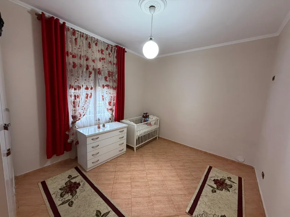 Tirane, jepet me qera apartament 2+1 Kati 1, 