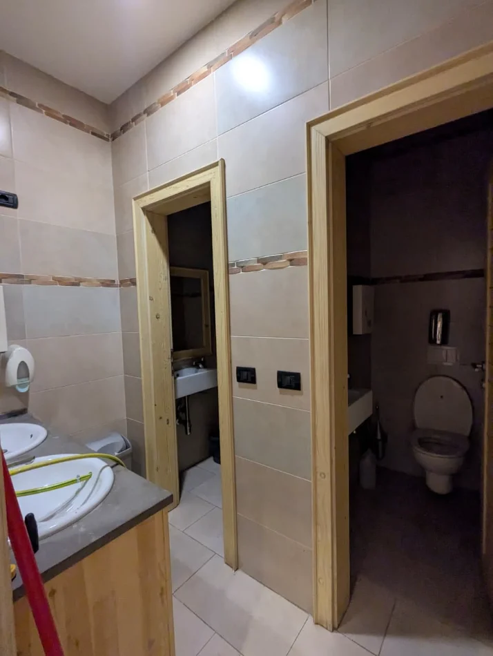 Tirane, jepet me qera ambjent biznesi Kati 2, 98 m² 1.000 € (Don Bosko)