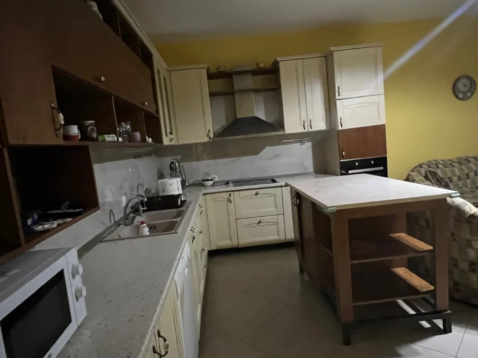 Tirane, jepet me qera Vile 2 Katshe Kati 1, 345 m² 1.800 € (Sauk)