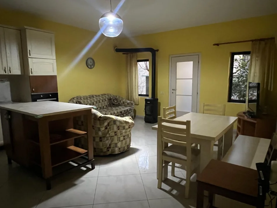 Tirane, jepet me qera Vile 2 Katshe Kati 1, 345 m² 1.800 € (Sauk)