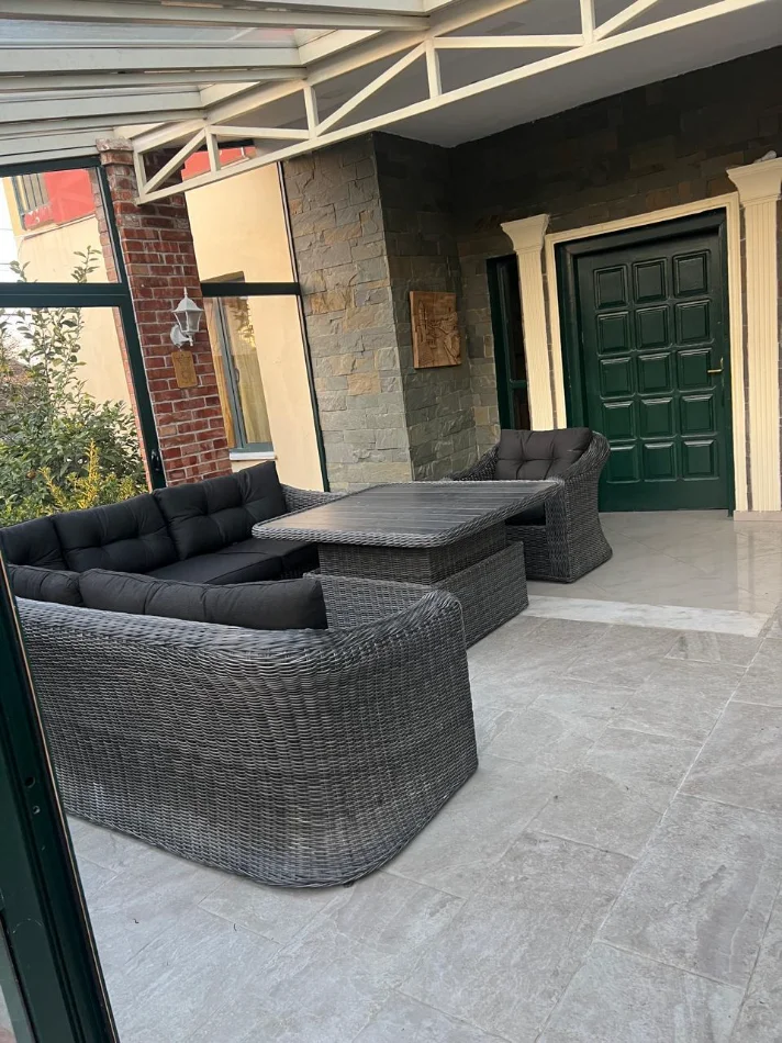 Tirane, jepet me qera Vile 2 Katshe Kati 1, 345 m² 1.800 € (Sauk)