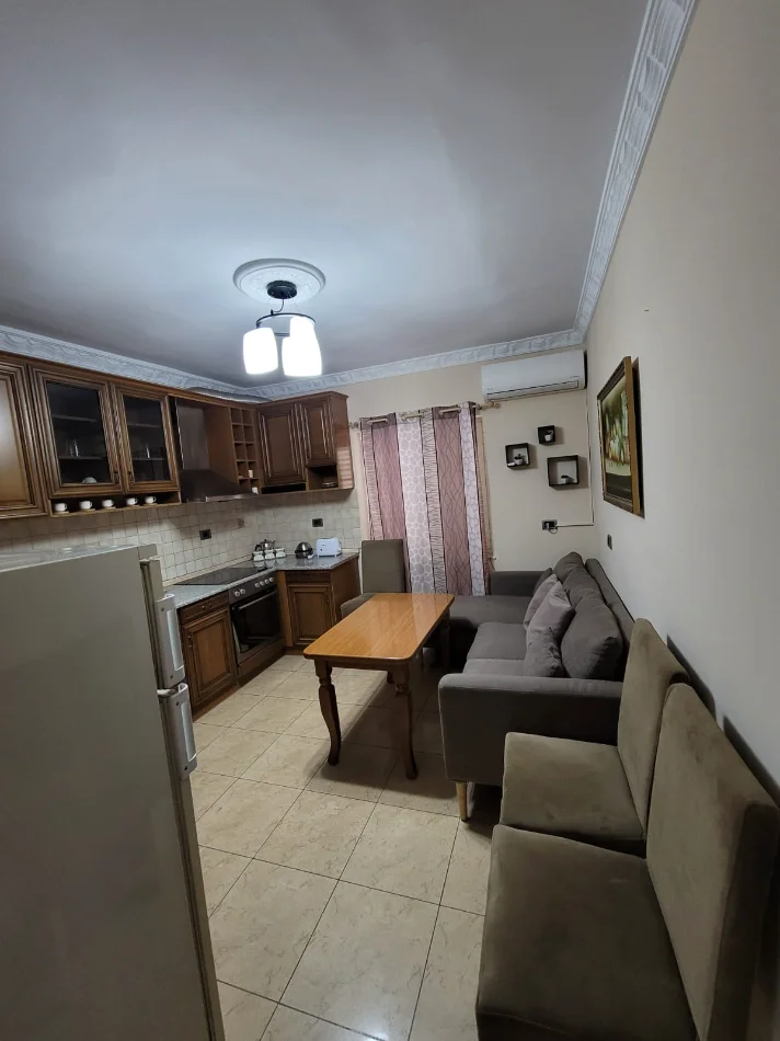 Tirane, jepet me qera apartament 2+1+Ballkon Kati 1, 90 m² 650 € 