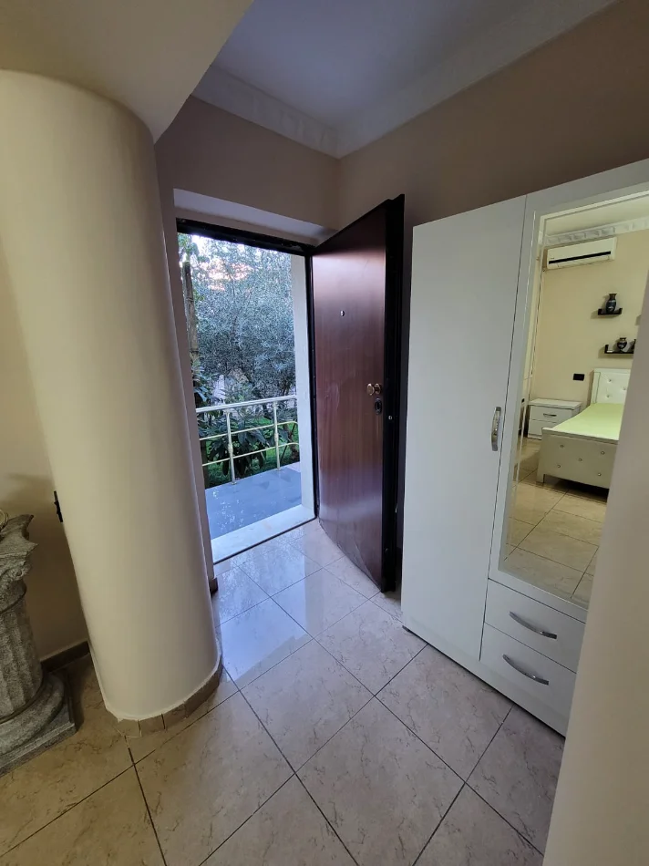 Tirane, jepet me qera apartament 2+1+Ballkon Kati 1, 90 m² 650 € 