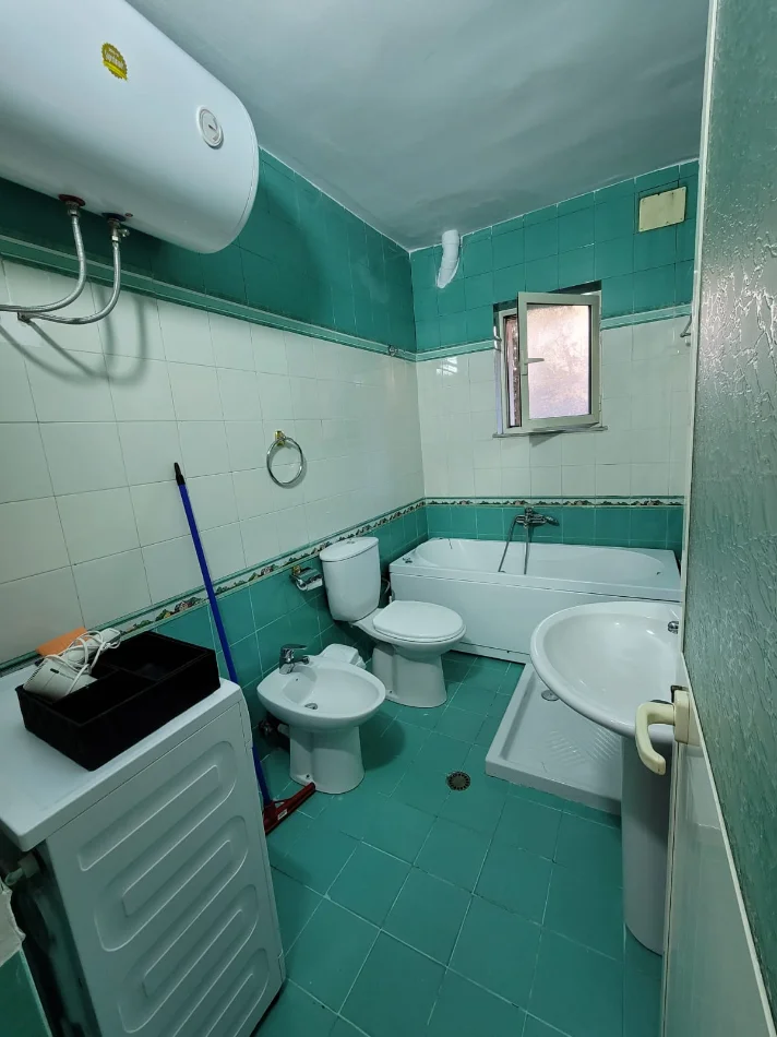 Tirane, jepet me qera apartament 2+1+Ballkon Kati 1, 90 m² 650 € 