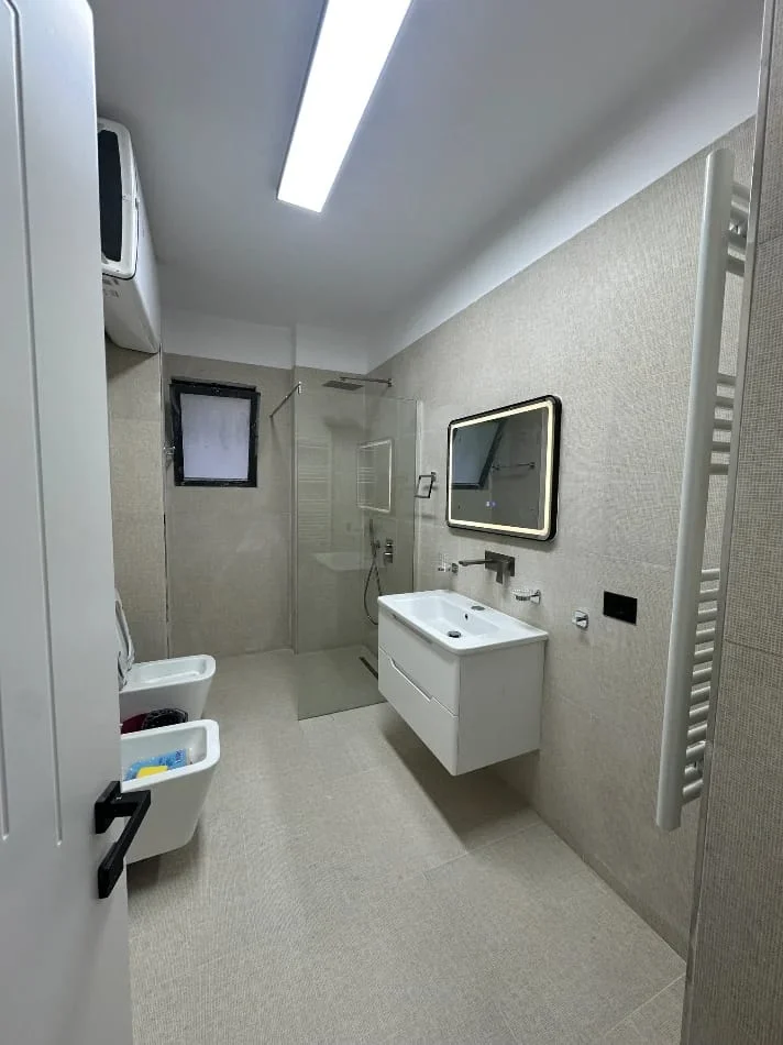 Tirane, jepet me qera apartament 2+1 Kati 2, 100 m² 750 € 