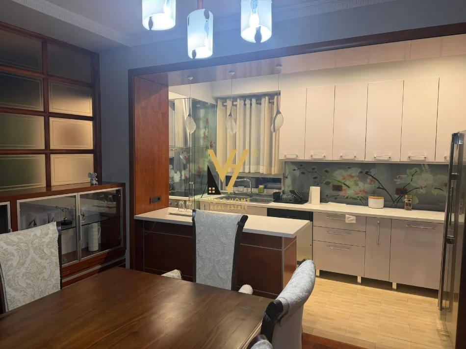 Tirane, jepet me qera apartament 2+1+Ballkon Kati 4, 160 m² 2.000 € (BLLOK)