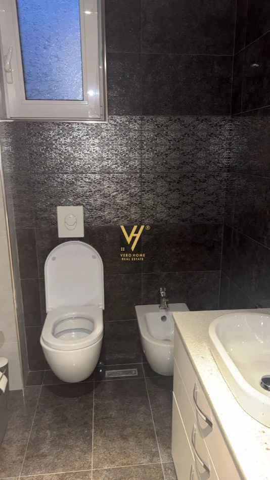 Tirane, jepet me qera apartament 2+1+Ballkon Kati 4, 160 m² 2.000 € (BLLOK)