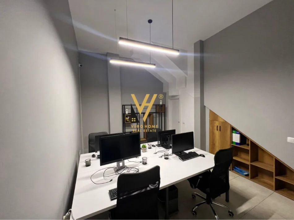 Tirane, jepet me qera zyre Kati 0, 25 m² 300 € (ISH PARKU)