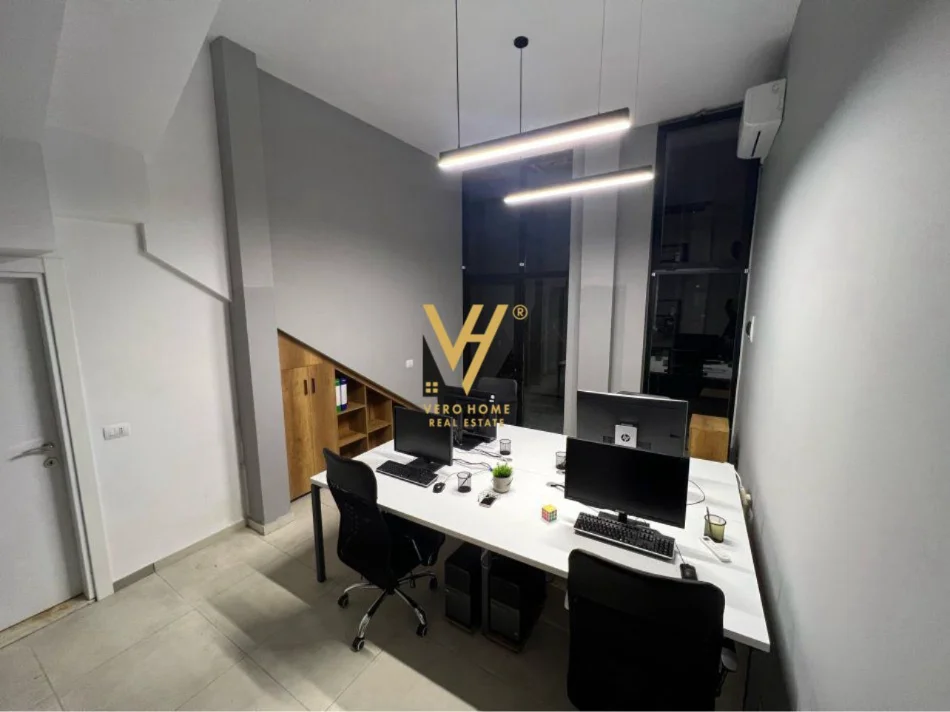 Tirane, jepet me qera zyre Kati 0, 25 m² 300 € (ISH PARKU)