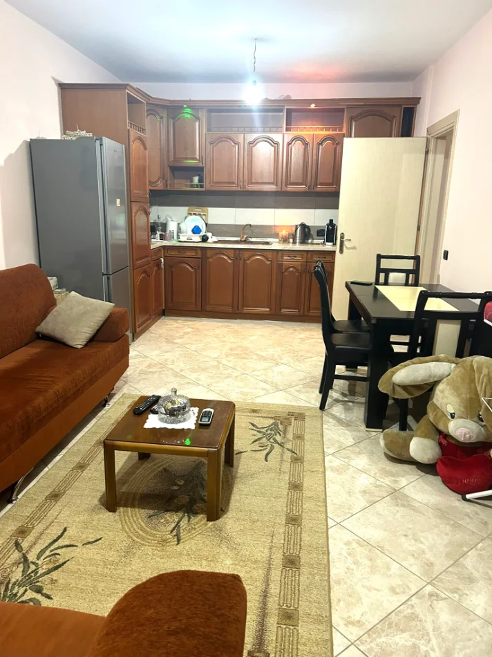 🏡 Jepet me Qera Super Apartament 1+1 tek Dy Palma ne Astir,  450 mije leke