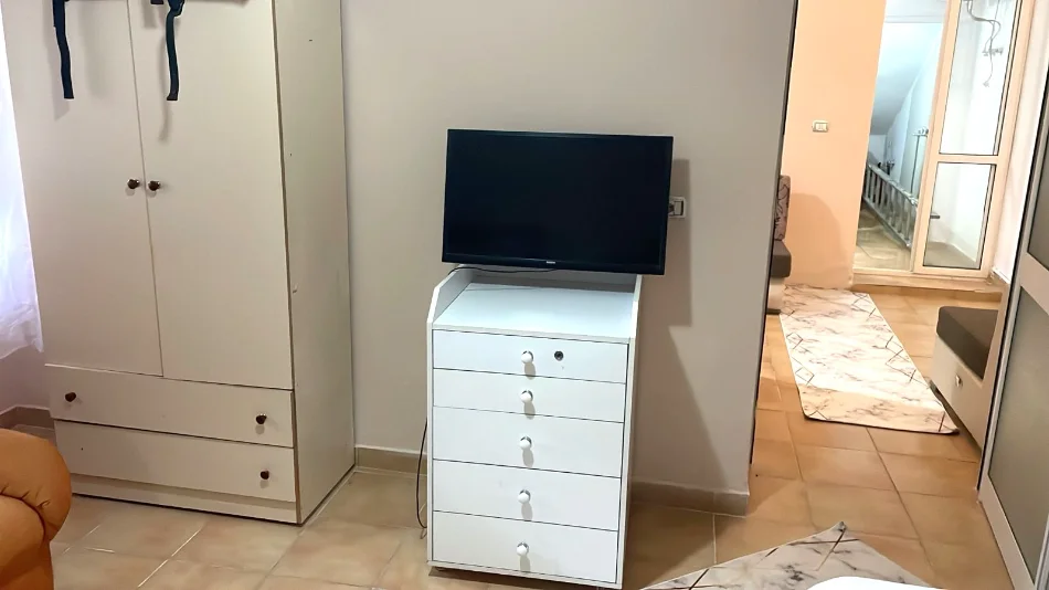 🏠 Jepet me Qira Hyrje 1+1 ne Xhamllik,  350 euro