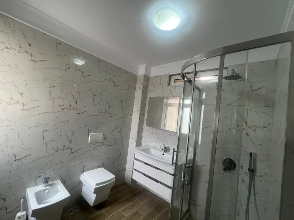 Tirane, shitet apartament 3+1+Ballkon Kati 4, 126 m² 209.000 € (UET)