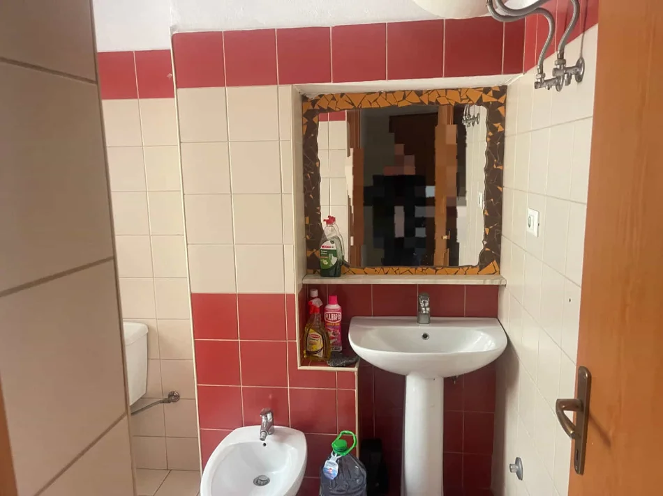 Tirane, jepet me qera apartament 1+1+Ballkon Kati 2, 70 m² 430 € (bulevardi bajram curri)