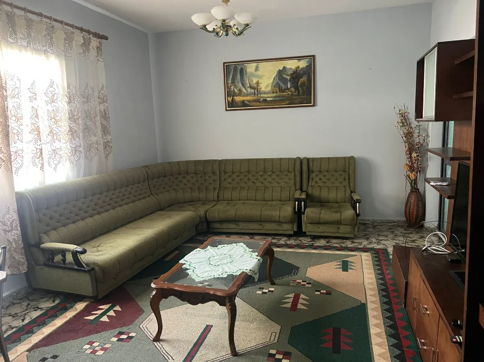 Tirane, jepet me qera 3+1 , 550 €