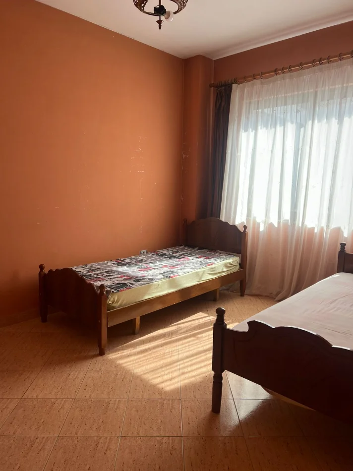 Tirane, jepet me qera 3+1 , 550 €