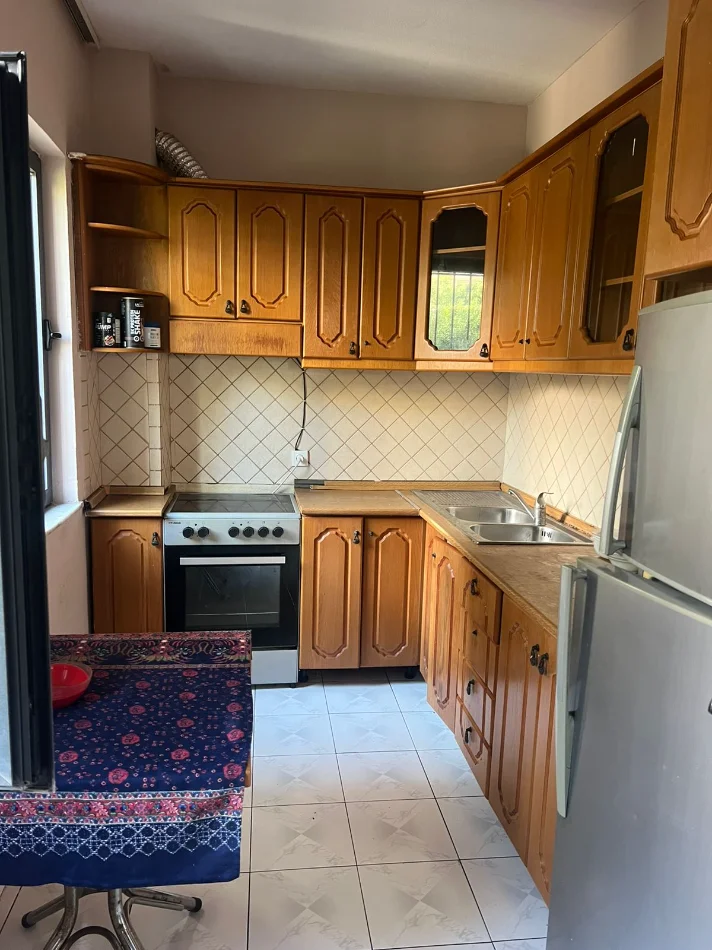 Tirane, jepet me qera 3+1 , 550 €