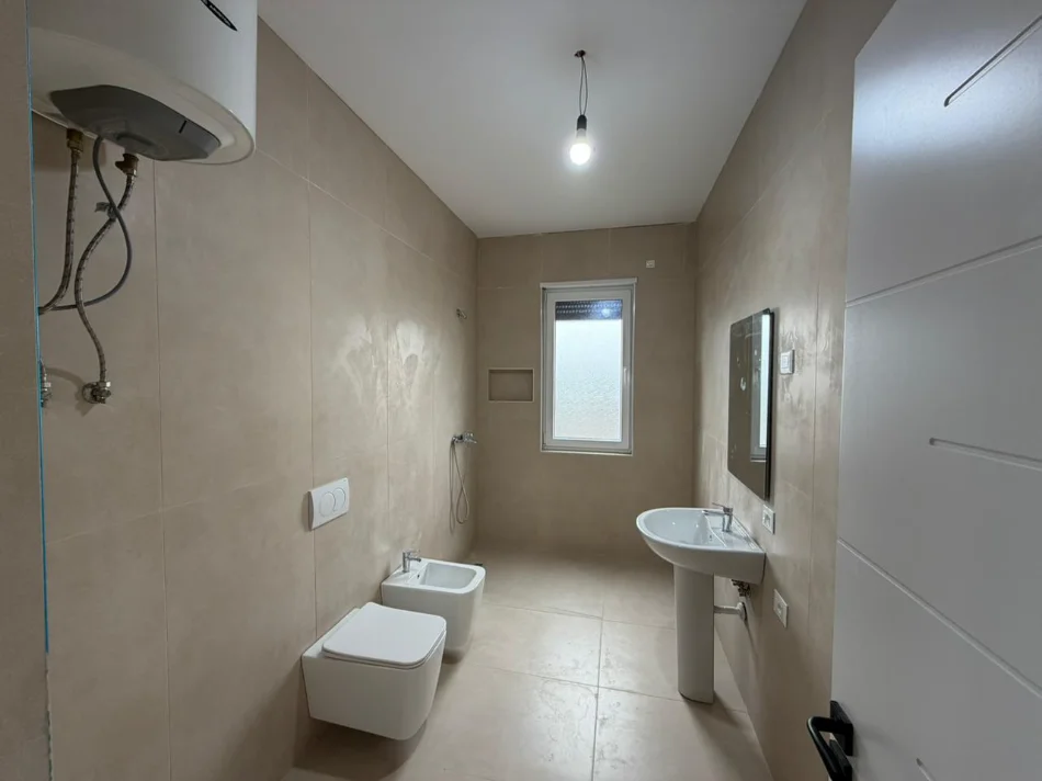 Tirane, jepet me qera apartament 2+1 Kati 6, 450 € 