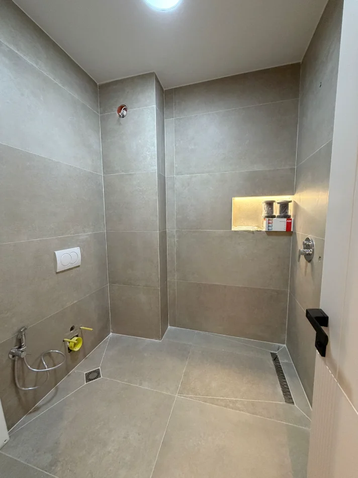 Tirane, shitet apartament 2+1+Ballkon , (shkoze)