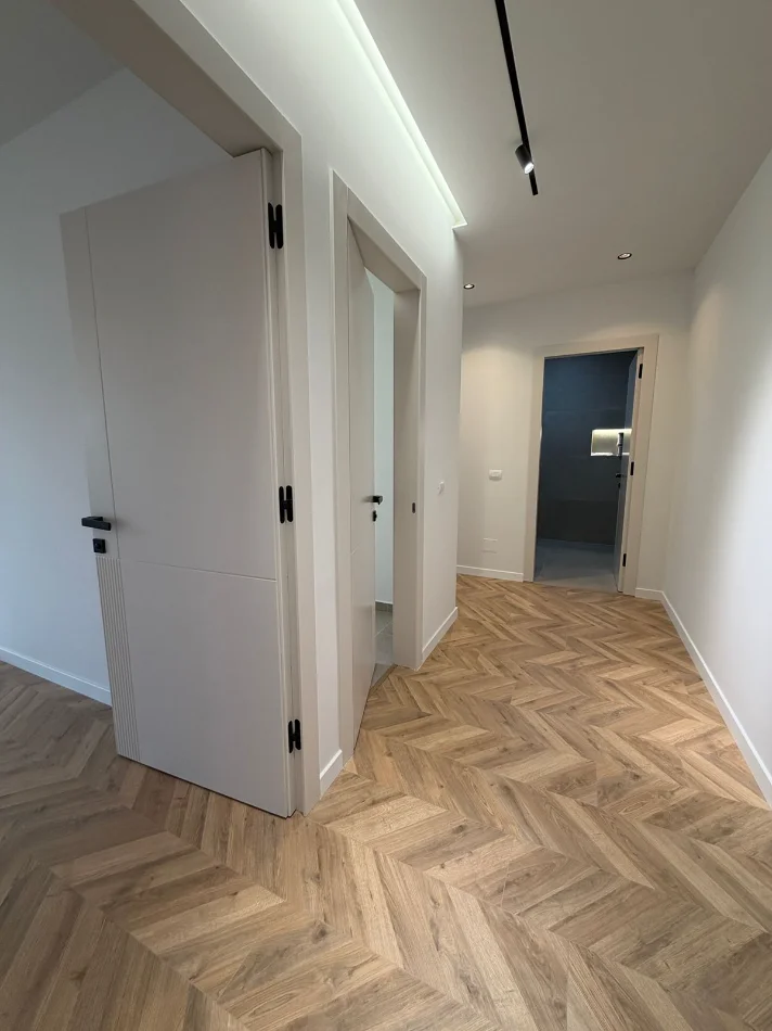 Tirane, shitet apartament 2+1+Ballkon , (shkoze)