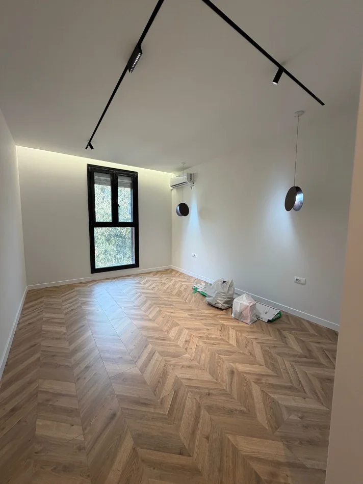 Tirane, shitet apartament 2+1+Ballkon , (shkoze)