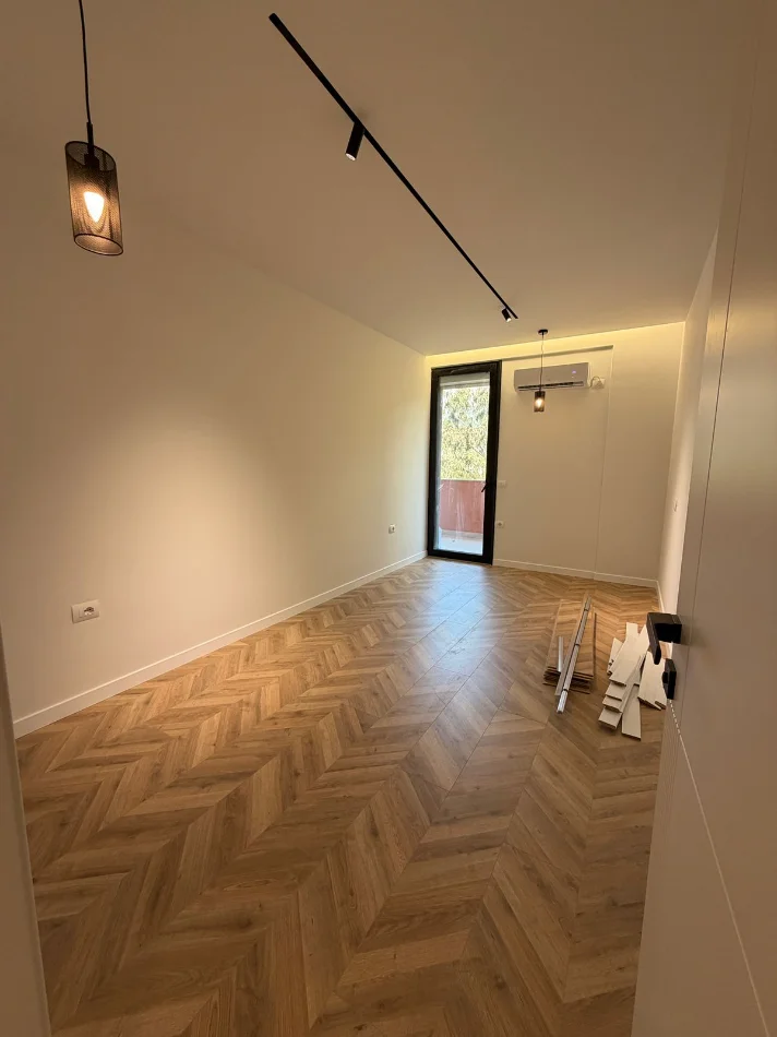 Tirane, shitet apartament 2+1+Ballkon , (shkoze)