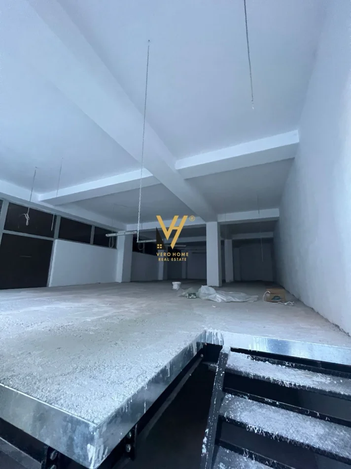 Tirane, jepet me qera ambjent biznesi Kati 0, 240 m² 1.500 € (STACIONI I TRENIT)