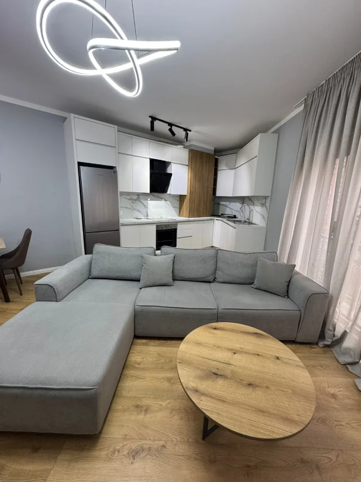 Tirane, jepet me qera apartament 1+1+Aneks+Ballkon Kati 4, 75 m² 800 € (Rruga Kavajes)
