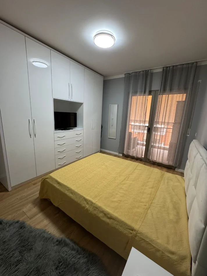 Tirane, jepet me qera apartament 1+1+Aneks+Ballkon Kati 4, 75 m² 800 € (Rruga Kavajes)