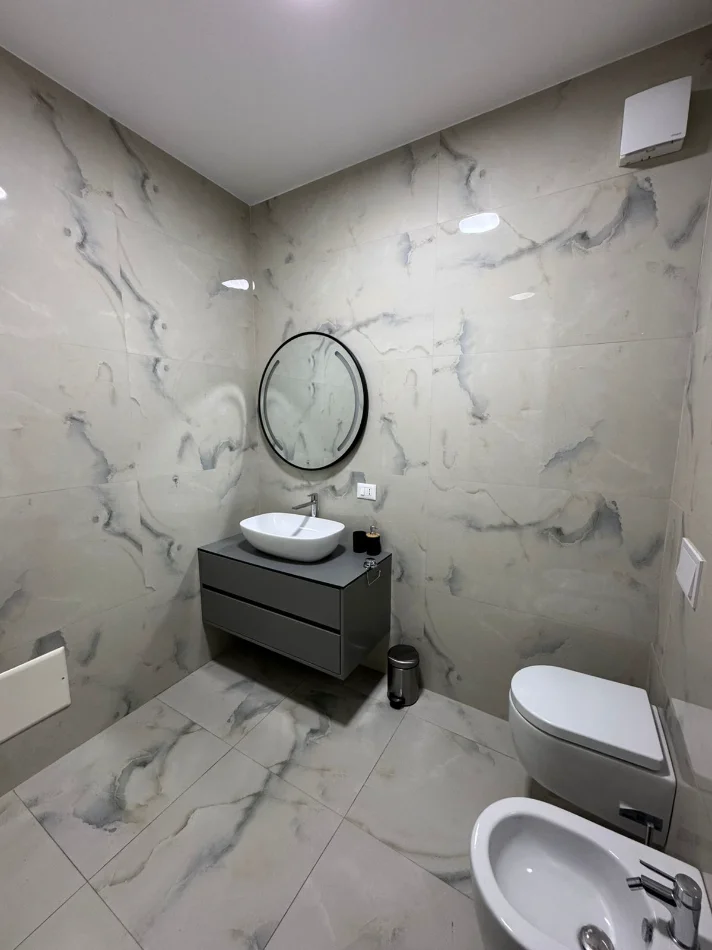 Tirane, jepet me qera apartament 1+1+Aneks+Ballkon Kati 4, 75 m² 800 € (Rruga Kavajes)