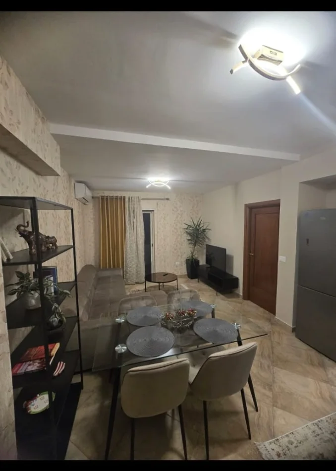 Tirane, jepet me qera apartament 1+1 Kati 7, 75 m² 650 € (RRUGA E BARRIKADAVE)