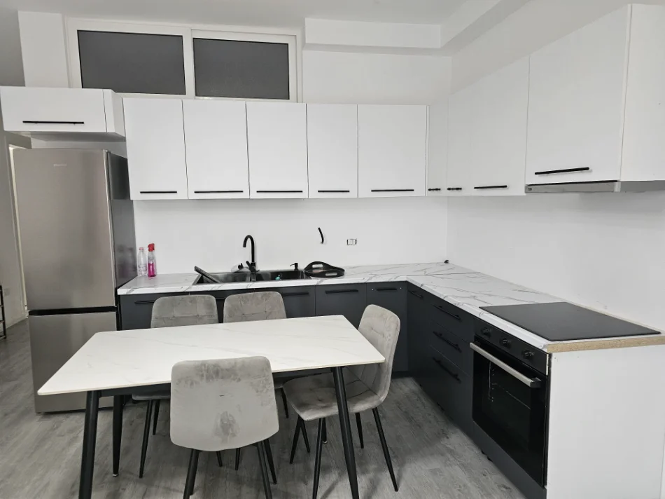 Tirane, jepet me qera apartament 2+1+Ballkon Kati 3, 78 m² 700 € 