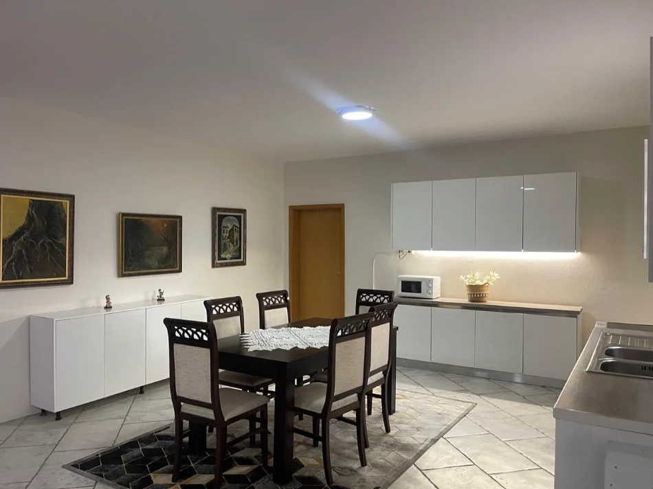 Tirane, jepet me qera shtepi 2+1 Kati 0, 160 m² 650 € (Pazari i Ri)