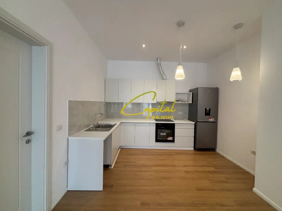 Tirane, jepet me qera apartament 1+1 Kati 1, 62 m² 500 € (ALI DEMI)