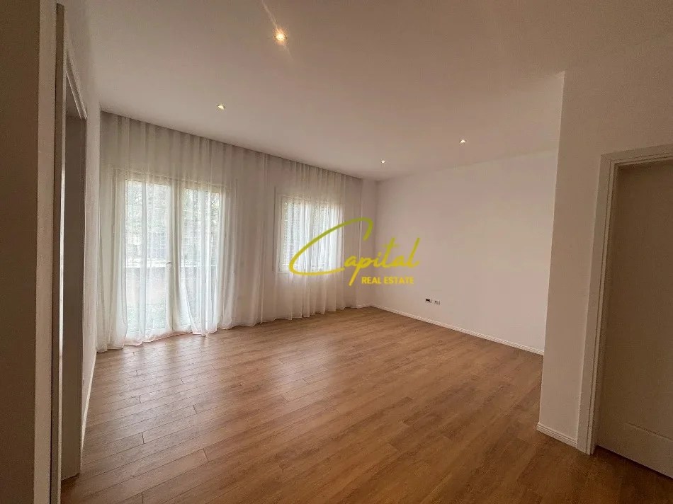 Tirane, jepet me qera apartament 1+1 Kati 1, 62 m² 500 € (ALI DEMI)