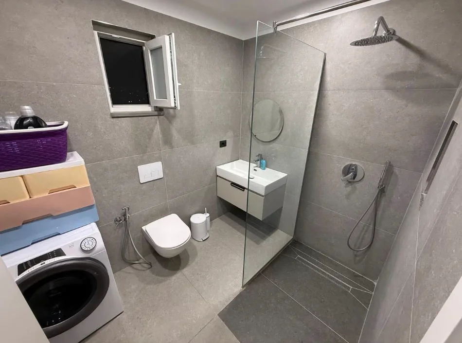 JEPET ME QERA APARTAMENT 1+1 TEK  ISH TREGU ELEKTRIK NE ALI DEM,  450 Euro